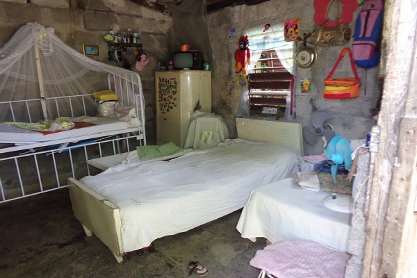 Interior (se ven camas y cuna)