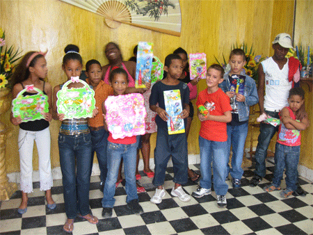 niños con regalitos en casa de Sonia Garro, enero de 2010