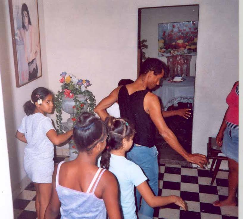 Niños ensayando baile en casa de Sonia y Ramón, 2008