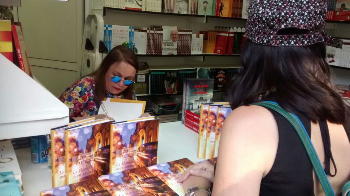 Zoé firmando libros en la Feria de Madrid