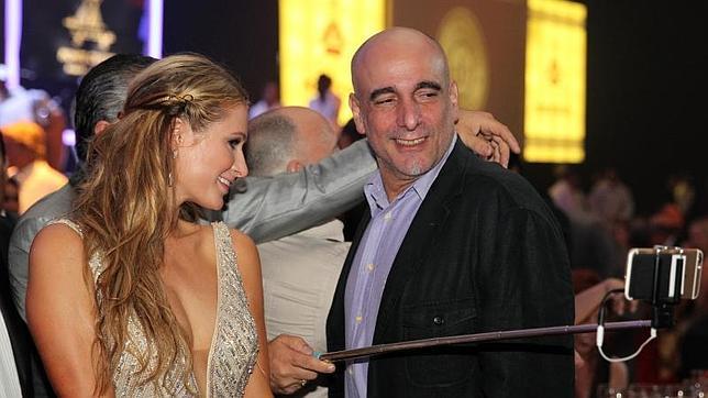 En la segunda, alguien le hace el selfie a la Hilton y a Alejandro Castro Soto del Valle.