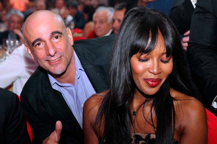 En la tercera, éste no quiere desaprovechar la oportunidad para retratarse con la modela de ébano, Naomi Campbell.