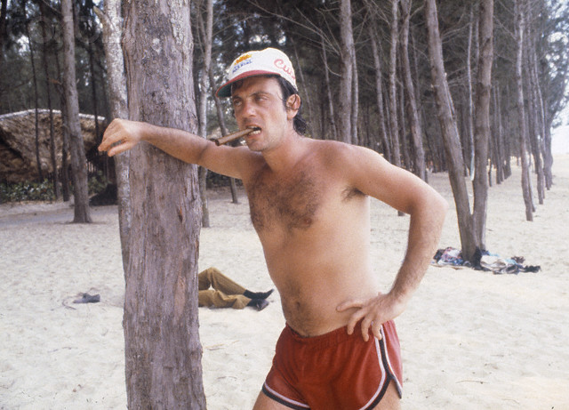 Billy Joel fumando un tabaco en las arenas de la playa de Santa María