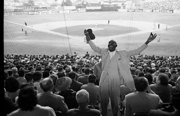 Partido de béisbol en el Stadium del Cerro, 1951. Mark Kauffman, Life.