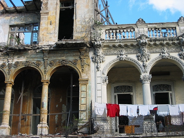 Fachada con ropa tendida