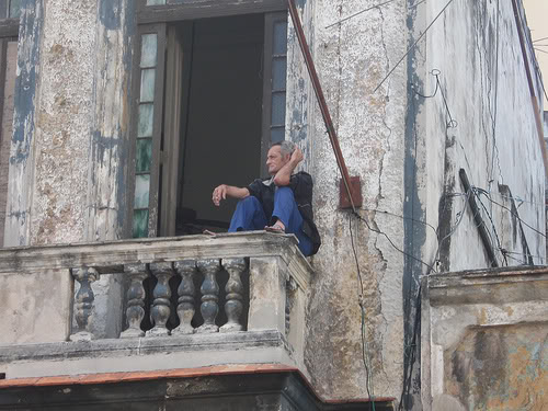 Hombre sentado en balcón