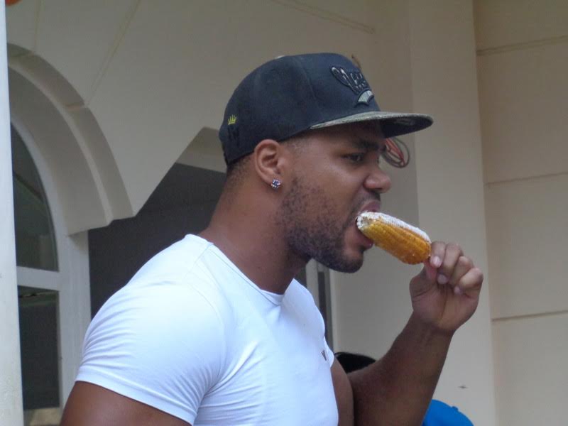 hombre comiendo maíz
