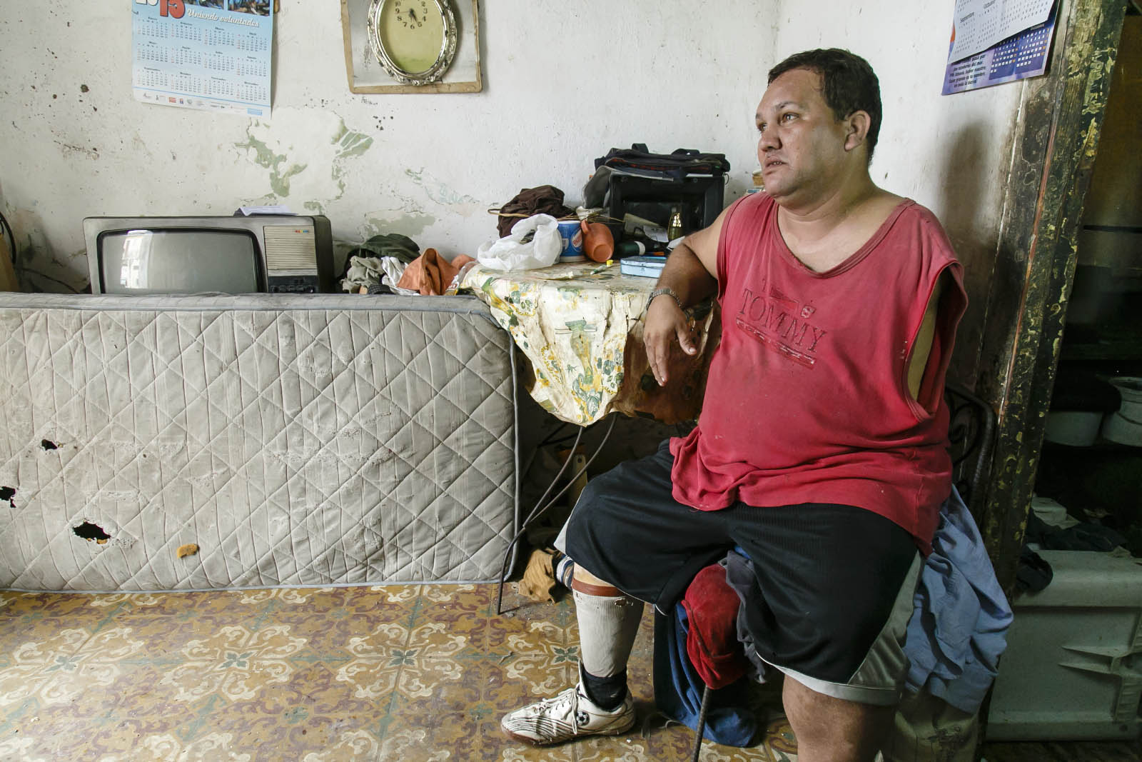 Yoel en la sala de la casa