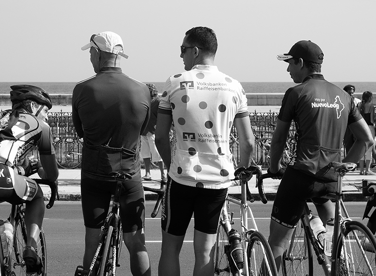 Montando bicicleta por el&nbsp;Malecón