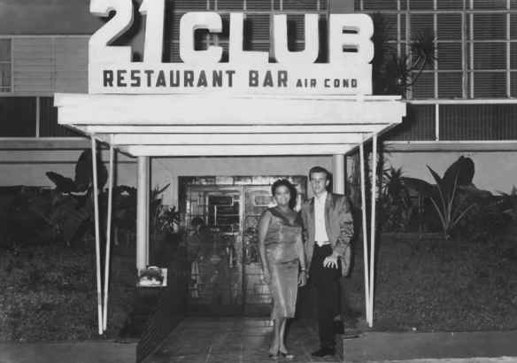 Elena Burke y Meme Solís a la entrada del Club 21