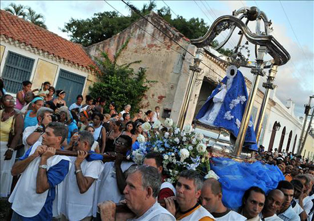 Cada 7 de septiembre, la imagen de la Virgen de Regla, Yemayá en la religión yoruba, que se conserva en la Iglesia de Nuestra Señora de Regla, situado al otro lado de la bahía habanera, es sacada en procesión. Tomada de Noticias 24.
