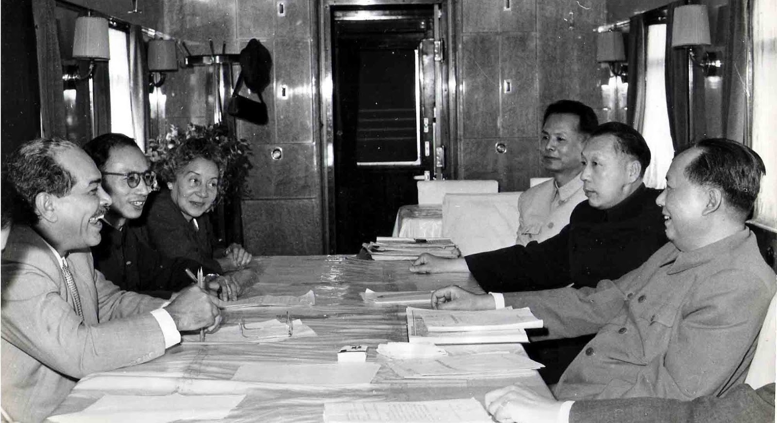 Dulce Antúnez y Blas Roca, secretario general del PSP, durante un encuentro con Mao Tse-Tung, a principios de la década de 1960. Tomada del blog de Yuri Valle Roca, nieto de Dulce y Blas.