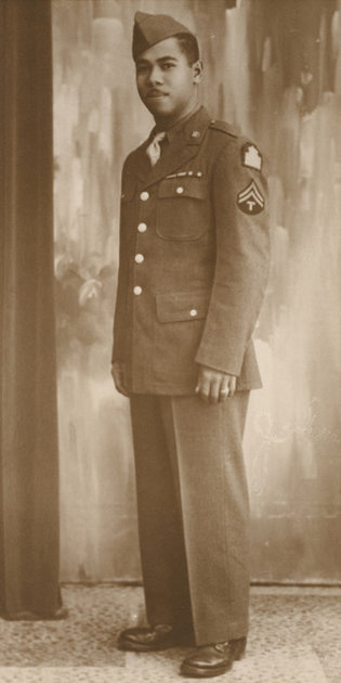 James vestido de militar en 1942