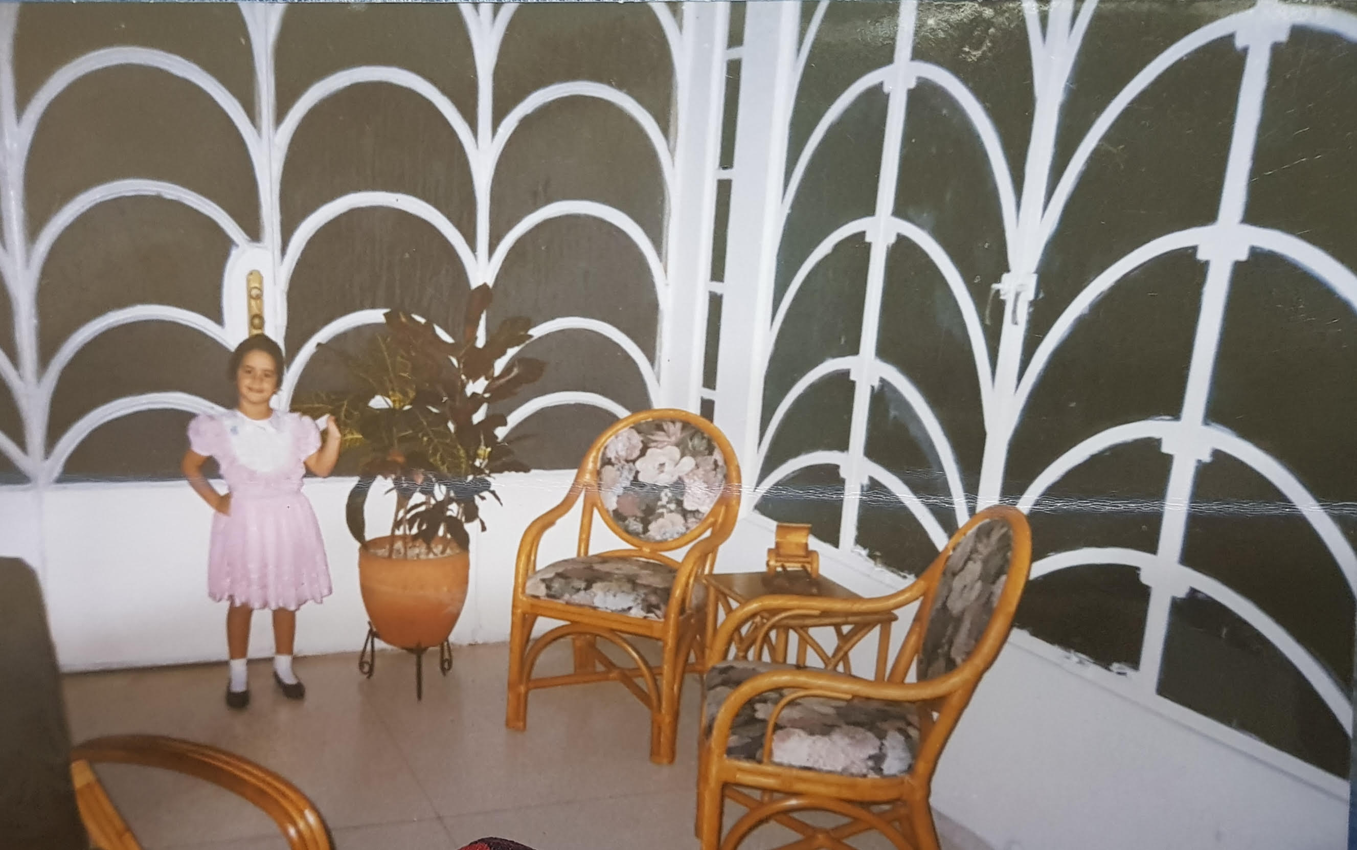 Vivi niña en el salón de ventanales