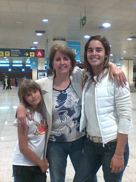Mariana con sus dos nietas en el aeropuerto de Barcelona