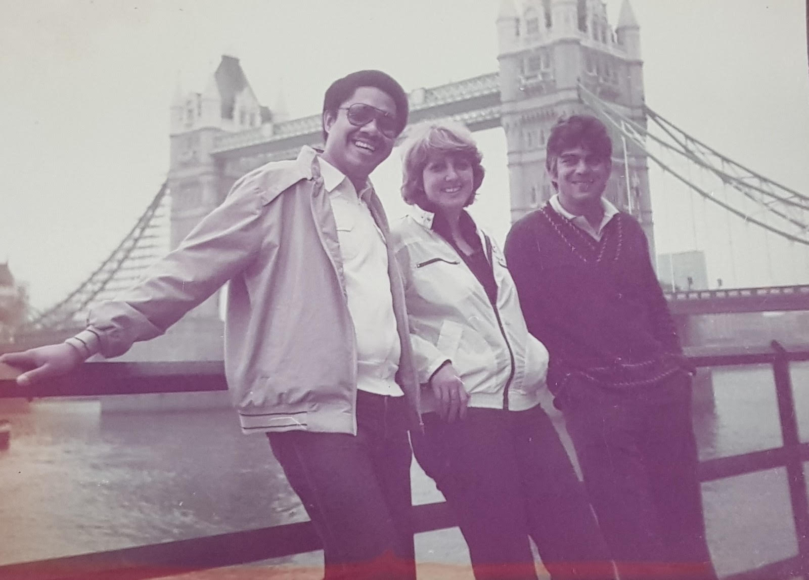 Mariana en Londres, en 1984, con Marco Antonio Pérez López y otro compañero de trabajo en el CECE (Comité Estatal de Colaboración Económica).