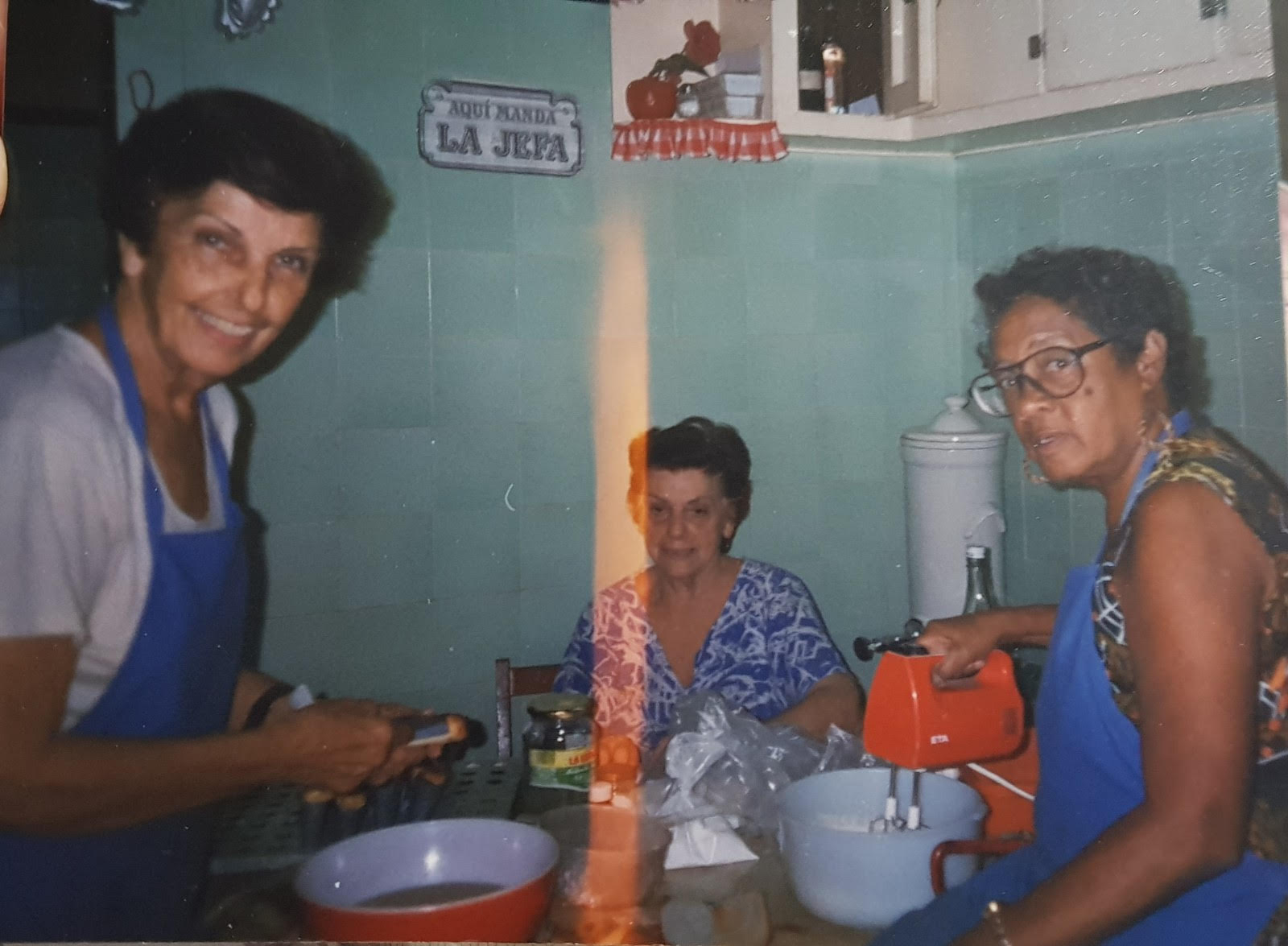 Lucrecia López Vega, madre de Marco Antonio y amiga de la familia, elaborando eclairs junto a Rufina y María Teresa, en la casa de éstas en Miramar.