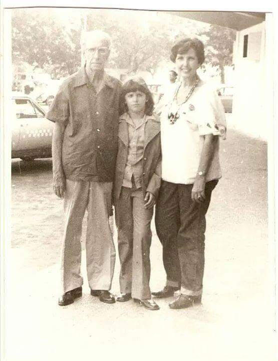 Vivi a los 9 años, en 1979, con sus abuelos Eduardo y Rufina, en el exterior del aeropuerto José Martí de La Habana.