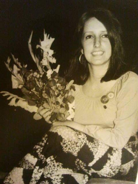 Mariana con las flores de un premio que recibió, a fines de los años 60 o principios de los 70.