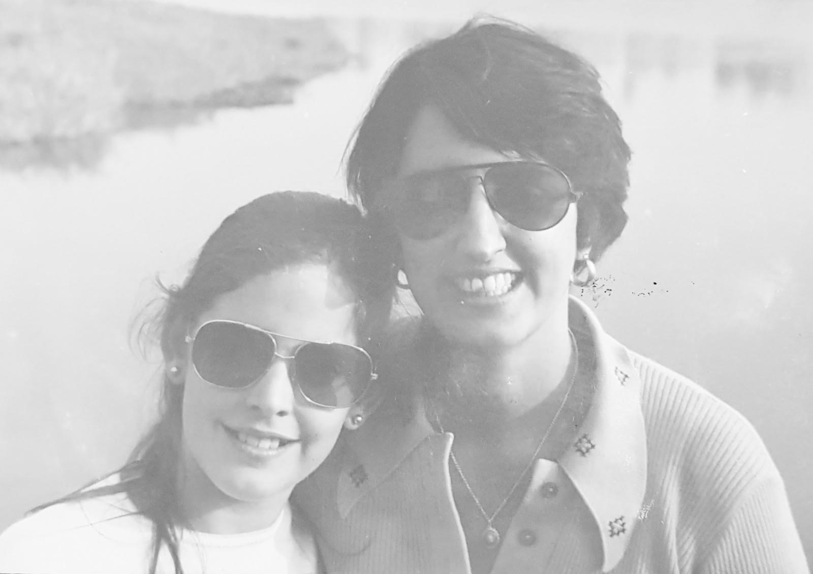 Madre e hija presumiendo de gafas.