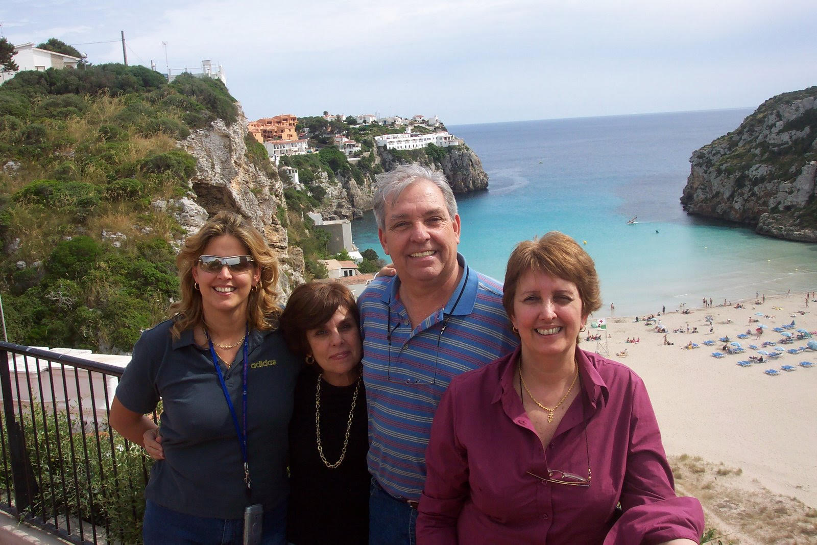 Mariana con su hermano Eduardo, su cuñada Loretta y su hija Vivi en Menorca, Baleares, España.