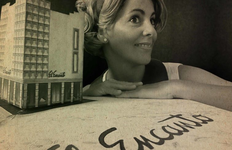 La actriz Ederlys Rodríguez con una maqueta de El Encanto