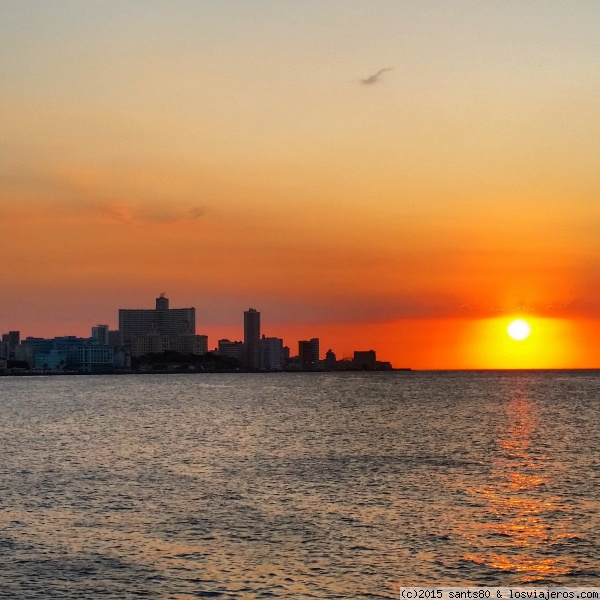 Atardecer desde el muro del Malecón de La Habana.
