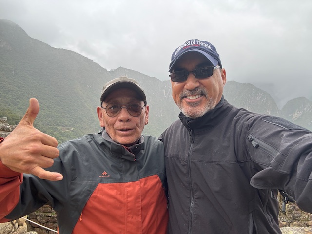 Omar Sixto es el de la derecha, no lo parece, pero es cubano, habanero.