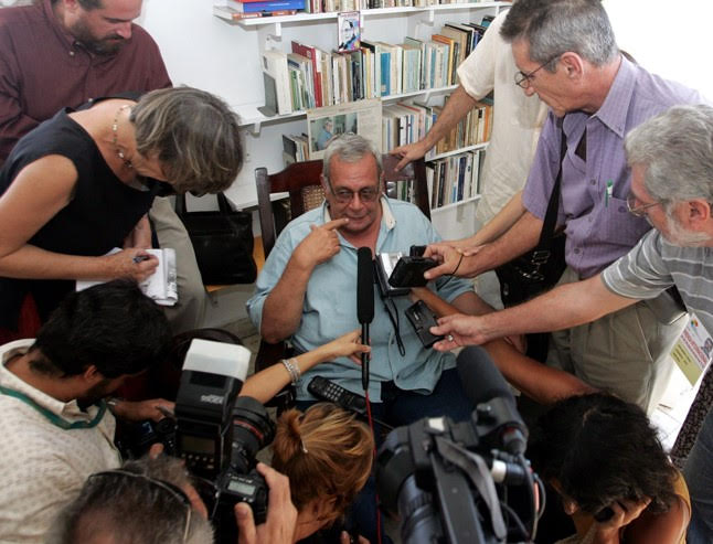 Raúl Rivero en su casa de Centro Habana, rodeado por periodistas extranjeros