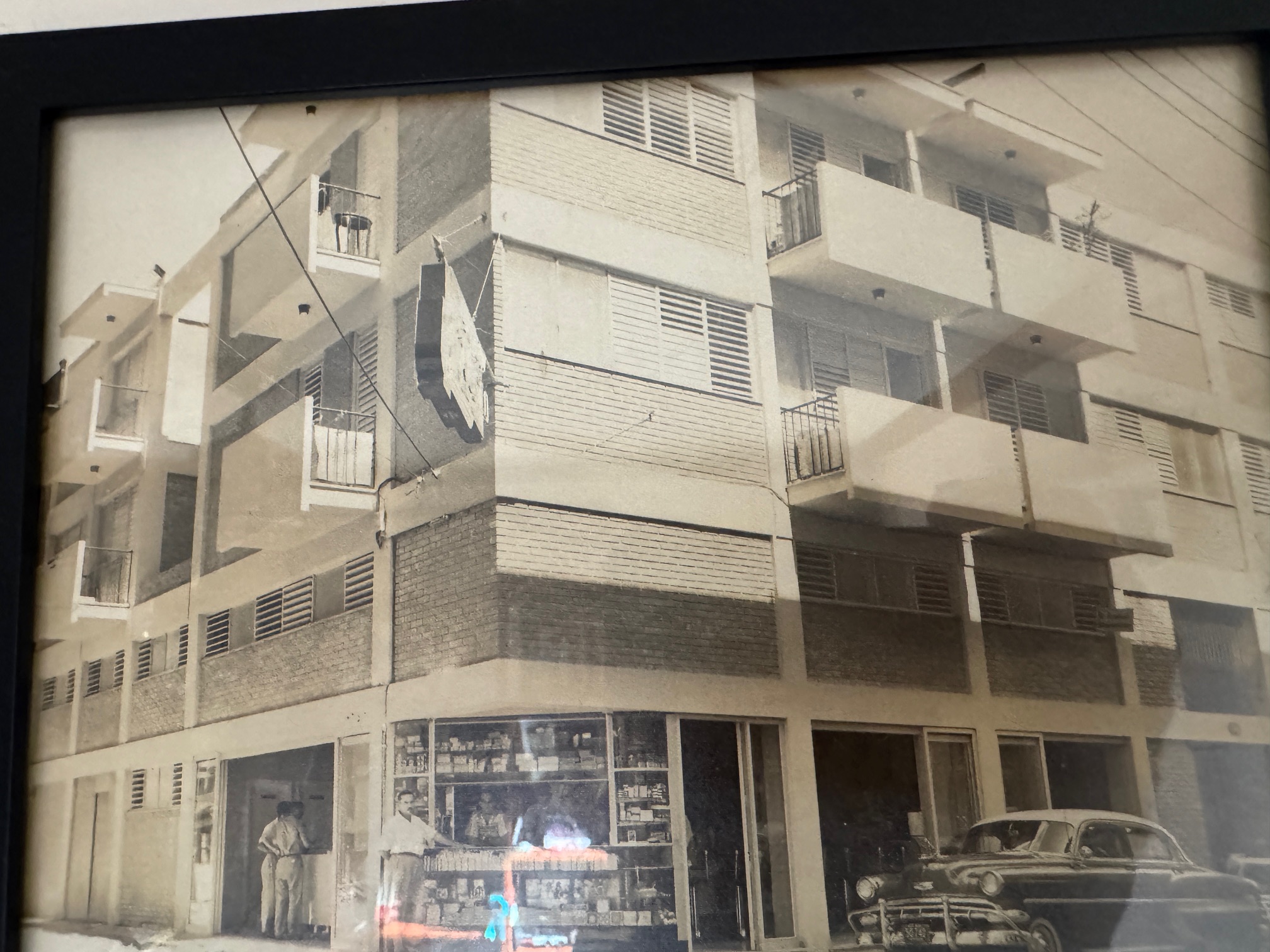 Omar Sixto en su casa de Morelia, México (tomada de Martí Noticias) y del edificio situado en Oquendo y Pocito, donde en los bajos quedaba la cafetería El Frisco