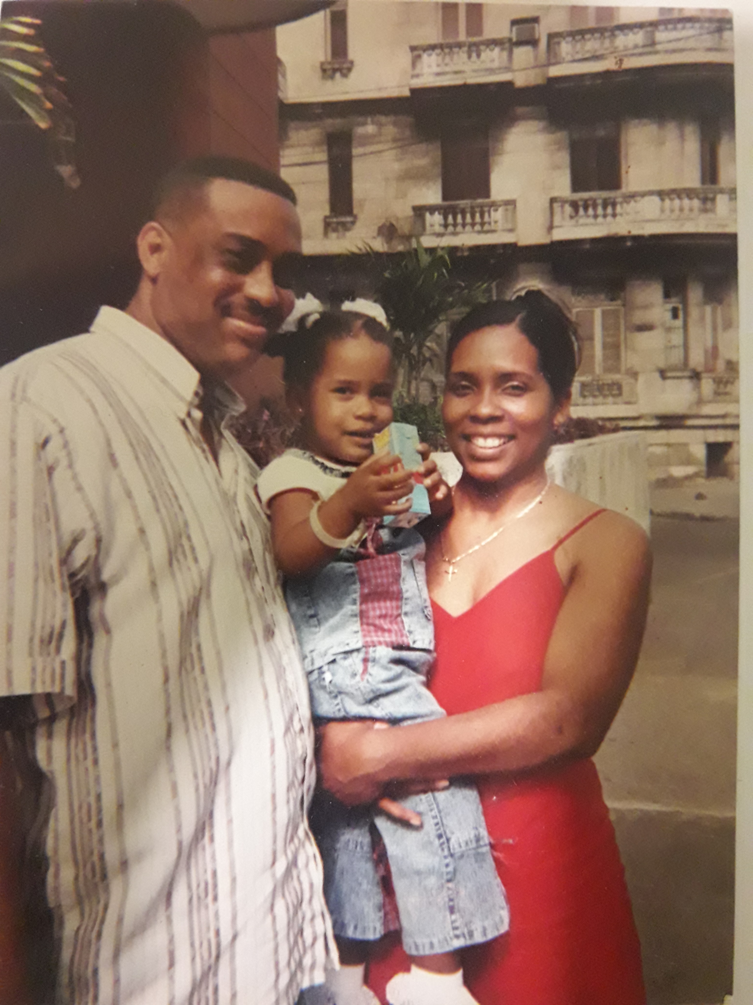 Con sus padres en El Vedado, verano de 2006.