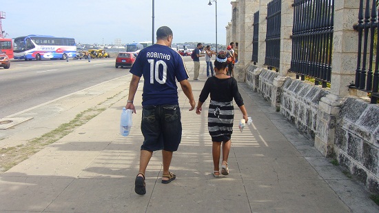 Caminando con su padre por La Habana Vieja el 3 de febrero de 2012.