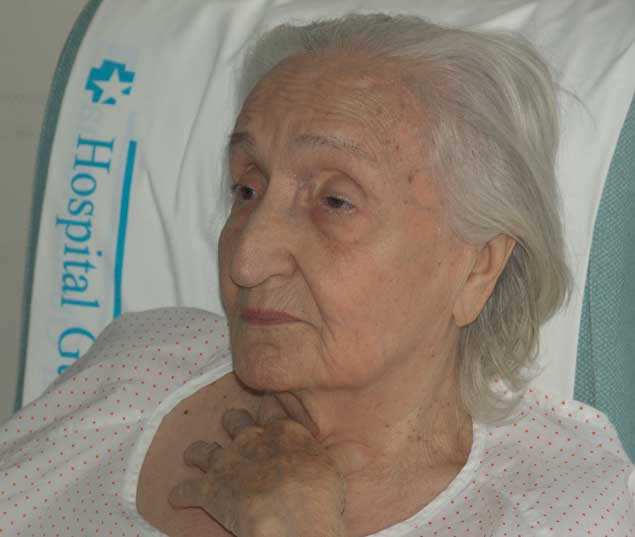 Martha Frayde en 2006, en un hospital de Madrid. Cuando se disponía a montar un taxi, el vehículo arrancó y la arrastró varios metros. Sobrevivió de milagro, pero sufrió una fractura de cadera que la obligó a permanecer varios meses hospitalizada. Tomada de Cubaencuentro.
